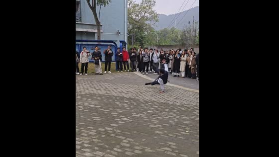 Street dancer impresses crowd on campus in Chongqing, China