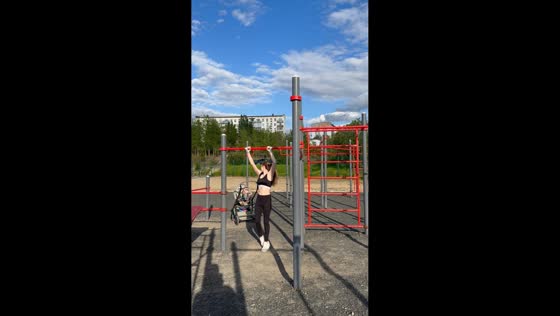 Mother showcases amazing calisthenics skills in Kerkrade, Netherlands