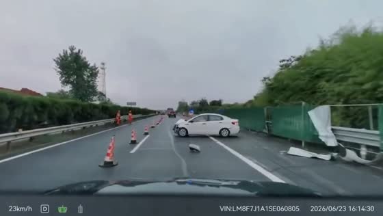 Car crashes into roadside barrier after abrupt lane change in Jiangsu, China
