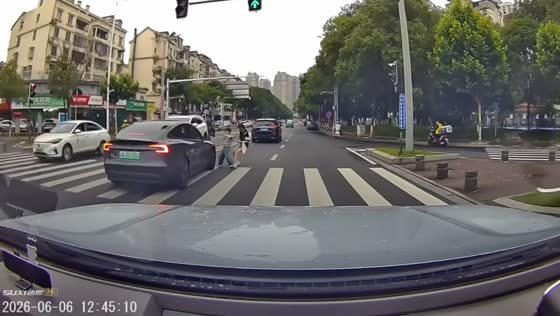 Woman pulls child to safety during close call at crosswalk in Guangdong, China