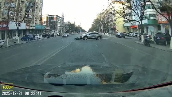 Dashcam captures SUV and bicycle collision in Hebei, China