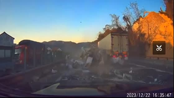 Close call on Zhejiang Highway: truck spills cargo, narrow escape with minimal damage