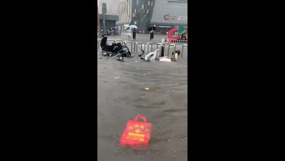 Flash flooding overwhelms roads and drainage in Hengshui, China