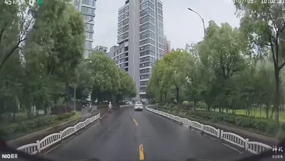E-bike rider loses control and crashes in Zhejiang, China