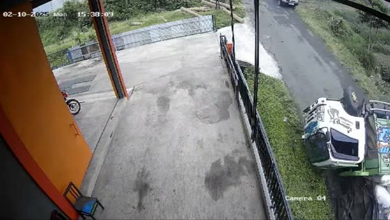 Truck overturns while struggling uphill in Wonosobo, Indonesia
