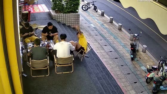 Man falls backward from chair outside gym in Fujian, China