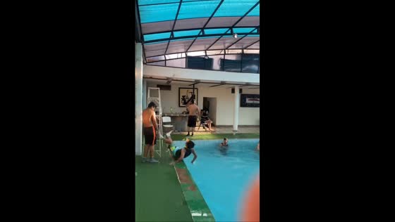 Man falls attempting to swing from roof bar above pool in Teocaltiche, Mexico