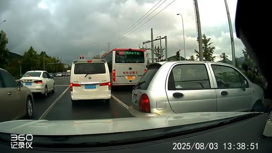 Car reverses and spins into perfect stop behind bus in Liaoning, China