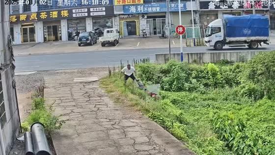 Electric bike veers off road into bushes in Hunan, China