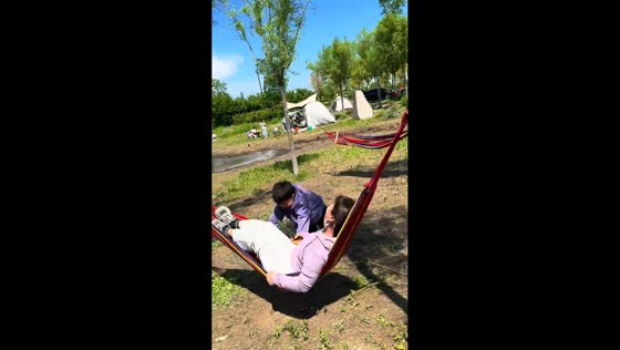 Woman falls from hammock after strong push in Hebei, China