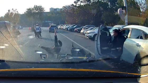 Motorbike collision caused by sudden car door opening in Zhejiang Province
