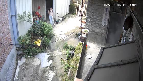 Pressure cooker explosion startles woman outside kitchen in Guangxi, China