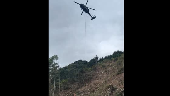 Helicopter drops heavy log during forest work in Whakatāne