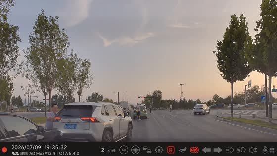 Unsecured SUV rolls into another car after initial crash in Shaanxi, China