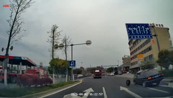 Car loses front wheel while driving in Anhui, China