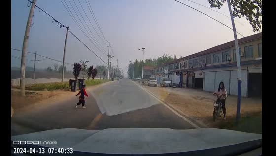 Quick-thinking driver averts double car accident in Shandong, China