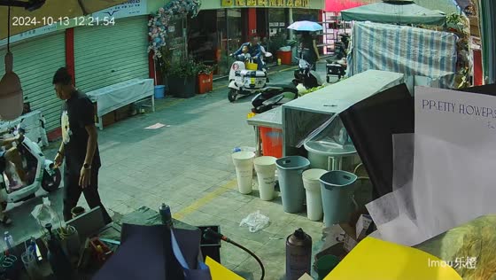 Man nearly crashes into scooter in Guangdong, China