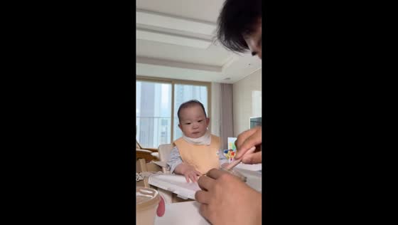 Baby adorably enjoys mealtime with father in Seoul, South Korea