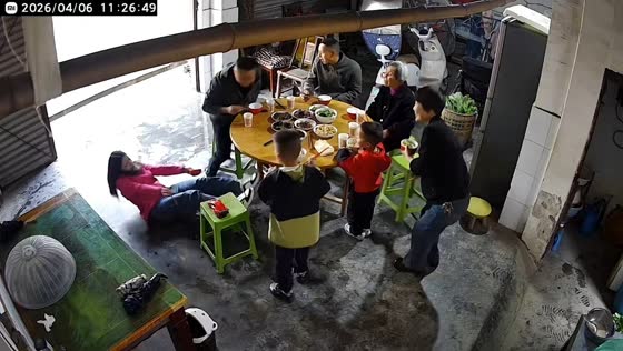 Woman falls after chair is moved during family lunch in Sichuan, China
