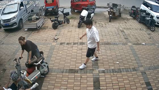 E-bike rolls into repairman during unexpected mishap in Hebei, China