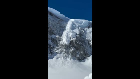 Massive avalanche rushes down mountain in British Columbia, Canada