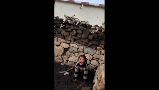 Girl hilariously mimics lambs in Xizang, China