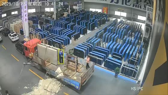 Crane malfunction causes tiles to fall in Fujian factory, China