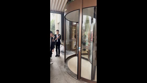 Newlywed couple accidentally re-enter building through revolving door in Shandong, China