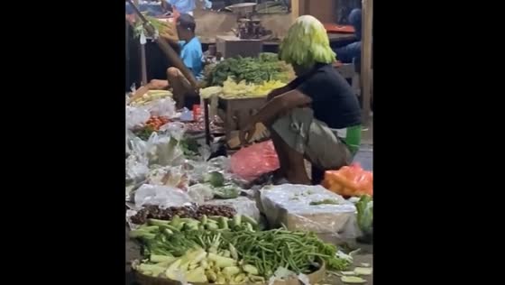 Unique mustard green hat: Bogor vegetable vendor's quirky style