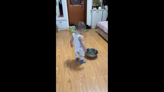 Boy grabs slipper to hit prawns in Heilongjiang, China