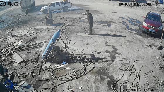 Worker knocked over by powerful water hose at tire shop in Inner Mongolia, China