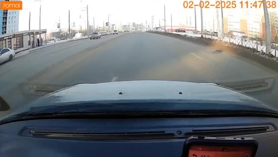 Driver ejected after illegal left turn causes crash in Omsk, Russia
