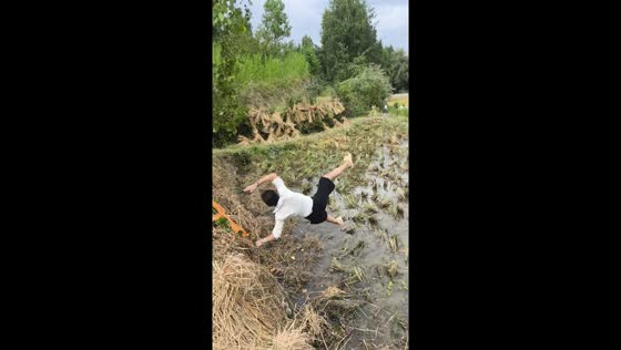 Woman falls into a paddy field after rope snaps in Guizhou, China