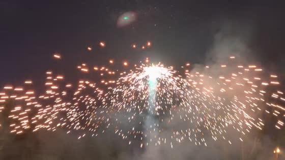 Firework boomerang amazes crowd in Yunnan, China