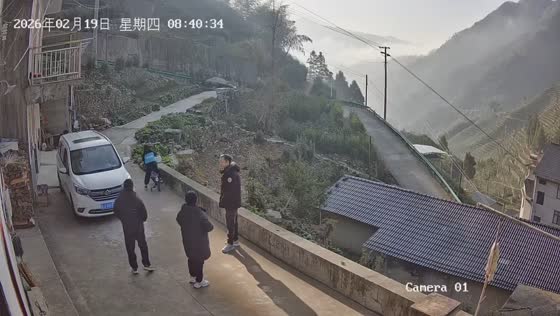 Car plunges off cliff after losing control in Huangshan, Anhui, China