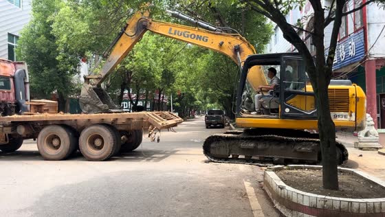 Excavator carefully loaded onto truck in Jiangxi, China