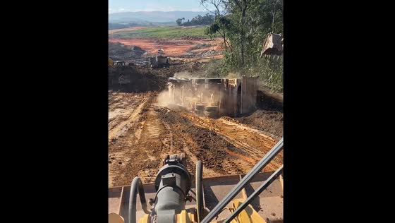 Truck loaded with dirt tips over while leaving site in Betim