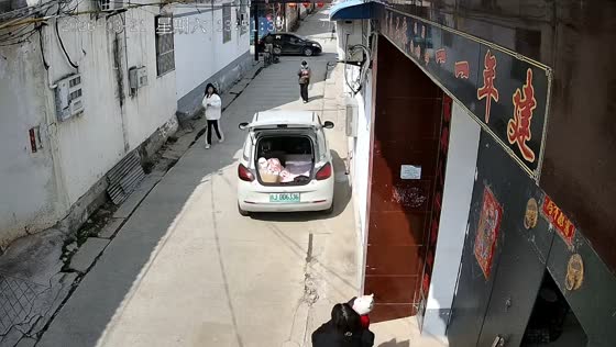 Owner stops rolling car while holding toddler in Henan, China