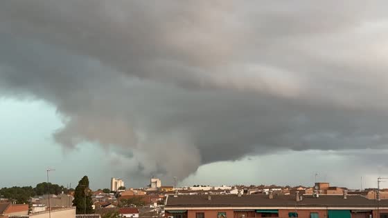 Dark shelf cloud forms as powerful storm approaches Daimiel, Spain