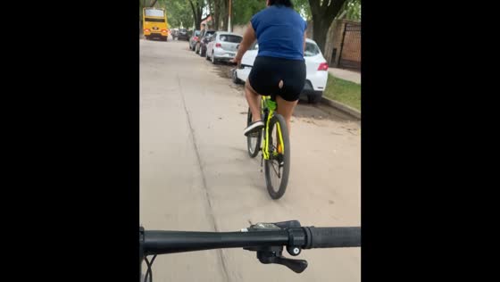 Cyclist in Rosario rides with torn shorts exposing bottom