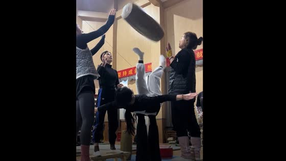 Acrobat excels in stunning foot balance trick in Shandong, China