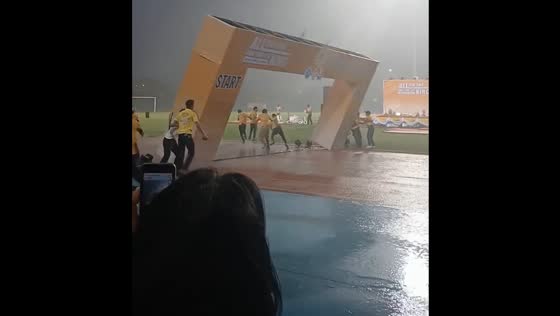 Structure falls in strong winds and rain in Hat Yai