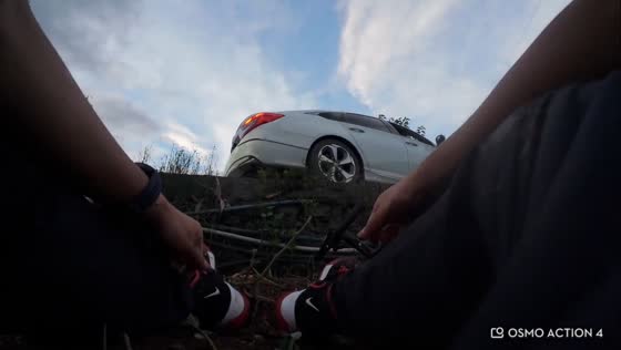Bicycle rider loses control on narrow road in Hubei, China