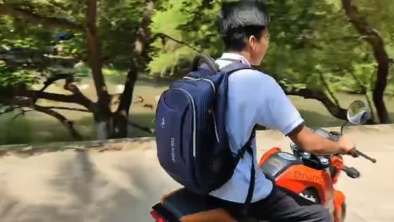 Motorcyclist loses control and crashes on small road in Oaxaca, Mexico