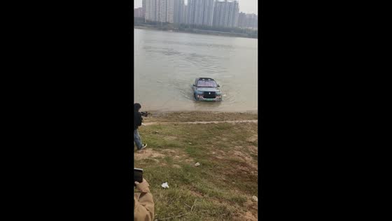 Car drives on both land and water tested in Jiangxi, China