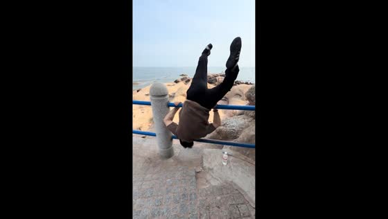 Man bumps head while climbing over seaside railings in Shandong, China