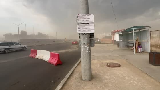 Strong winds in Minsk blow away road barrier and stir dust