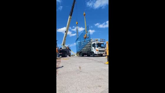 Massive glass panel falls during construction in Hidalgo del Parral, Mexico