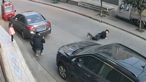 Person falls on the road during a shoot in Hunan