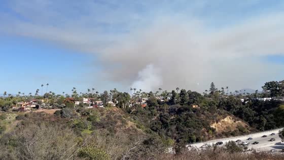 Aircraft battle bush fire in San Diego 
